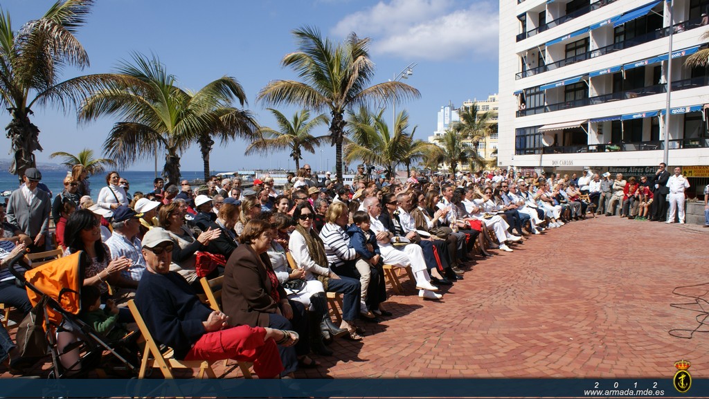 Demostración anfibia, cinológica y concierto en la playa Las Canteras en Canarias
